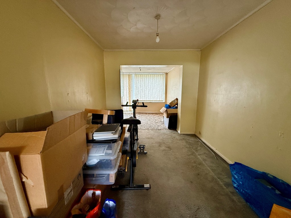 Lot: 148 - SEMI-DETACHED HOUSE FOR REFURBISHMENT - Dining room